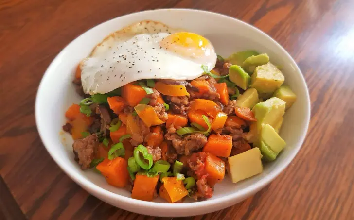 Sweet potato hash - raňajková zmes s mletým mäsom, batátmi a vajcom