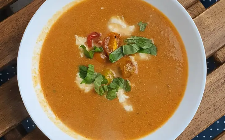 Polévka caprese s červenou čočkou