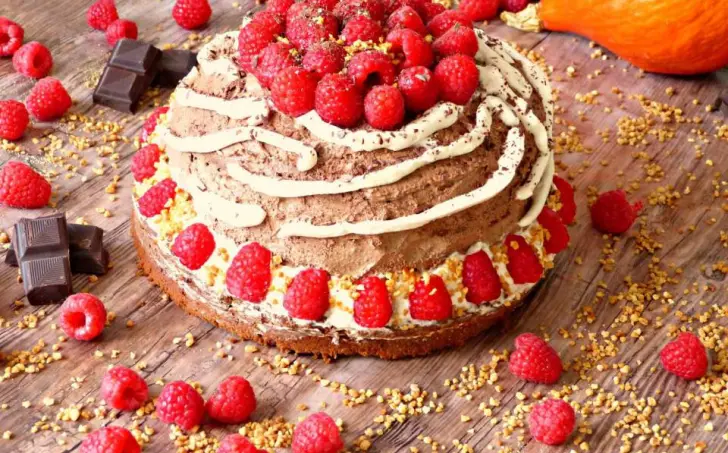 Čokoládový red velvet s malinami a kokosovou smotanou