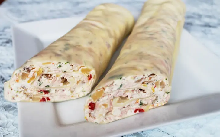 Bohatá vegetariánská sýrová roláda s kousky vlašských ořechů a olomouckými syrečky