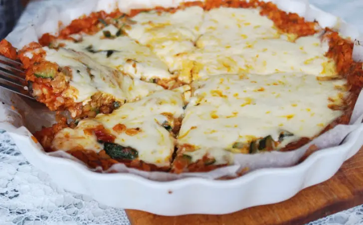 Slaný quiche z korpusu z červené čočky s cuketou
