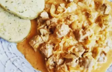 Veggie segedínský guláš s vegetariánským bramborovým knedlíkem