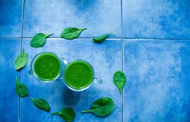 Špenátové smoothie s jogurtom a banánom