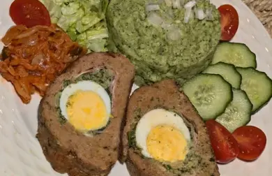 VEPŘOVÁ ROLÁDA S BROKOLICOVOU KAŠÍ