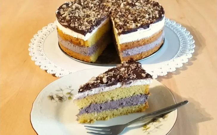 Torta s čokoládovou polevou a lieskovými orieškami
