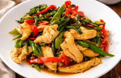 Kuřecí stir fry s brokolicí