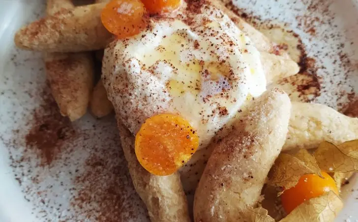 Šišky so zakysanou smotanou a physalis - LC