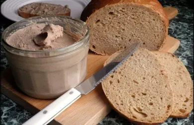 CHLIEB MIESENÝ ČIERNYM PIVOM A RÝCHLA DOMÁCA PEČEŇOVKA