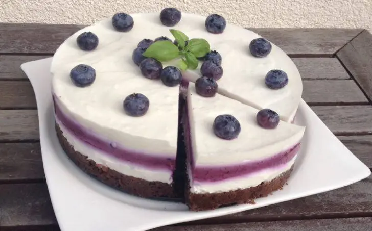 Čučoriedková torta s bielou čokoládou