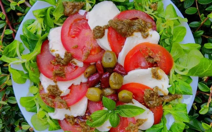 Caprese s čerstvým bazalkovým pestom