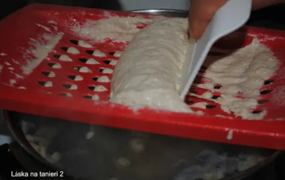 Ja používam "haluškáreň" z Tupperware a som s ňou veeeľmi spokojná.
Halušky som urobila na jedenkrát, keď vyplávali na povrch, nechala som ich asi 5 minút variť a potom scedila a jemne prepláchla studenou vodou a "odložila" som ich do termonádoby, kým som uvarila omáčku.
