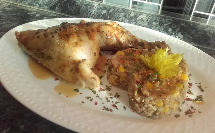 Kura a bulgur so zeleninou a kokosovým mliekom.