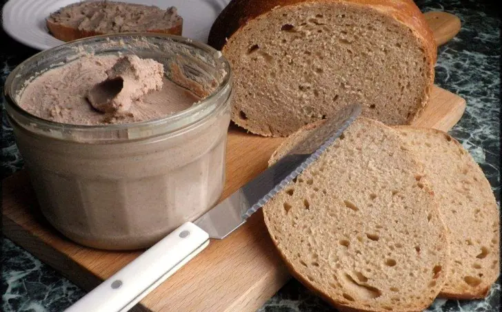 CHLIEB MIESENÝ ČIERNYM PIVOM A RÝCHLA DOMÁCA PEČEŇOVKA