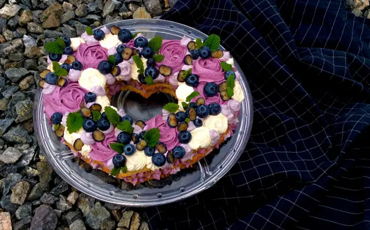Torta z krehkého cesta s citrónovo-čučoriedkovým maslovým krémom