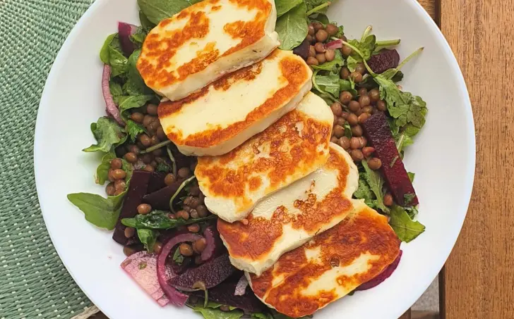 Halloumi so šalátom so šošovicou a červenou repou