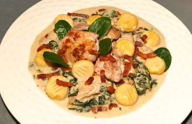 Kuracie kúsky, smotanová omáčka s baby špenátom, gnocchi - LC