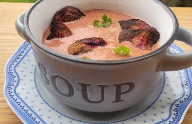 Krémová polévka z červené řepy s chipsy