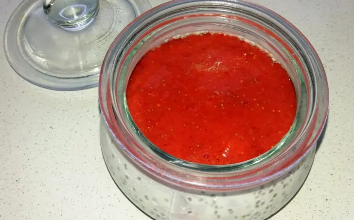 Chia jogurt s jahodami
