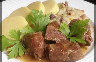 BRAVČOVÉ KOCKY S DUSENÝM KELOM A ZEMIAKOVÝM KNEDLÍKOM