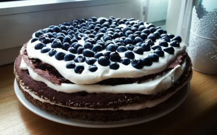 Kakaovo-pohánková torta s tvarohom a čučoriedkami