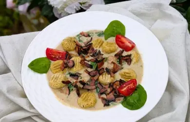 KUŘECÍ KOUSKY VE SMETANOVÉ OMÁČCE SE ŠPENÁTEM A LOW CARB GNOCCHI