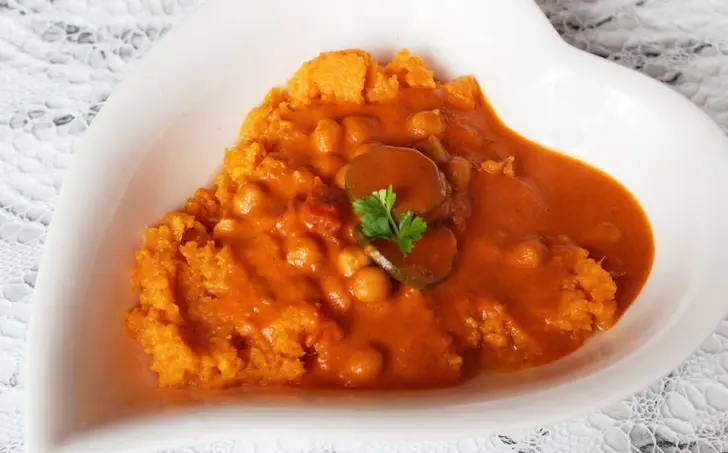 Srdíčkové vegan cizrnovo - cuketové kari na rozmačkaných batátech