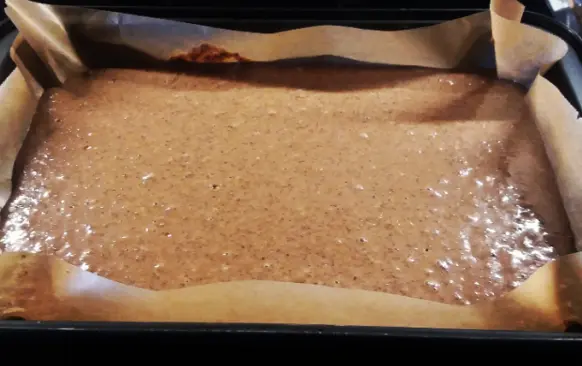Smícháme si vejce, med a kypřící prášek do pečiva. Poté přisypem kokos, kakao, rozinky a nalijeme mléko. Vše promícháme. Pak přisypem pohankovou mouku a vločky. Když bude těsto tuhé,  můžem přilít mléko. Nakonec nastrouháme půlku čokolády.

Nalejeme do menšího plechu, vyložený pečícím papírem. Pečeme na 180 stupňů 20 minut.