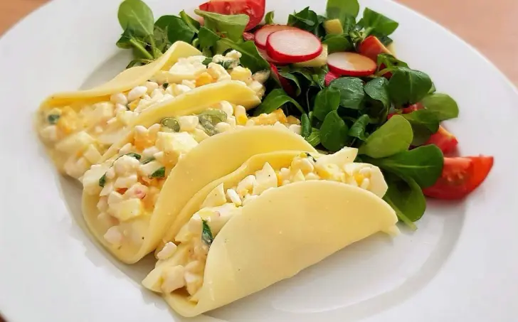 Syrové tacos s vaječným šalátom