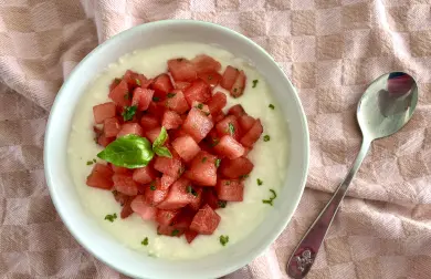 Řecký jogurt s melounem, limetkou a bazalkou