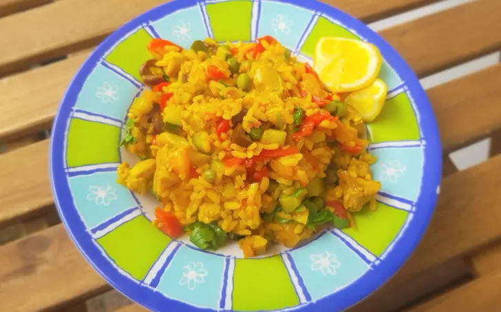 Zeleninová paella s kuracím mäsom