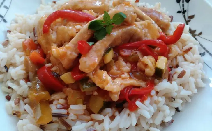 Domáca Sweet and sour omáčka s bravčovým mäsom a divokou ryžou