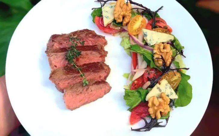 Hovädzí steak a šalátik s Roquefortom a vlašskými orechmi