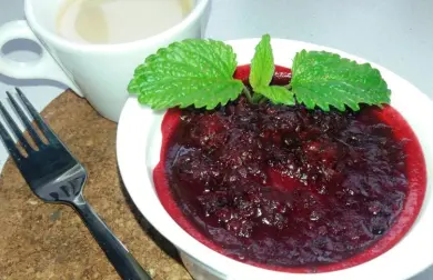 Kokosový cheesecake s ostružinovým želé
