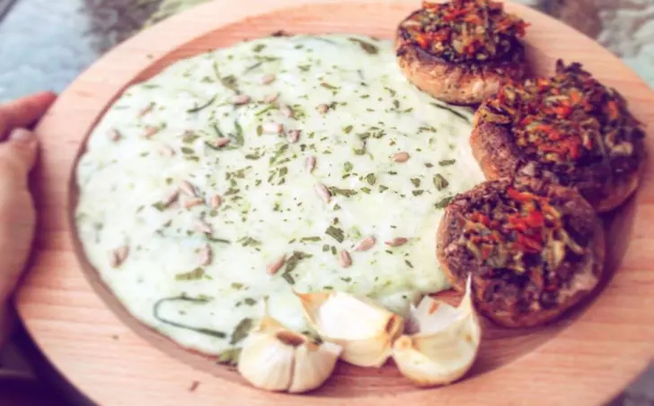 Pažitková #veggie omáčka a plněné steakové žampiony