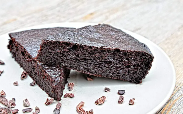 Čokoládový proteínový koláč bez múky