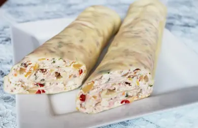 Bohatá vegetariánská sýrová roláda s kousky vlašských ořechů a olomouckými syrečky