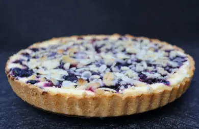 MALINOVO-BORŮVKOVÝ KOLÁČ S DROBENKOU (LOW CARB)