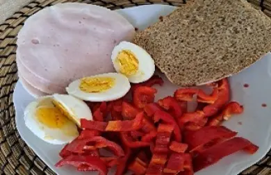 Zeleninová miska s chlebem, Lučinou a šunkou