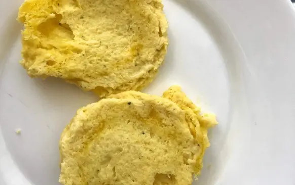Mozzarellu vyndáme z nálevu. Všechny suroviny smícháme, rozmixujeme tyčovým mixérem v hrníčku a dáme do mikrovlnky na cca 4 minuty.

 Poté vyklopíme (pokud si předtím vymažeme hrnek tukem, půjde to lépe), rozřízneme napůl (nejlépe to jde nití) a opečeme na grilu dozlatova.