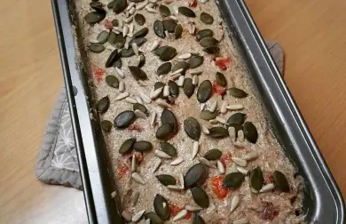 TVAROHOVÝ CHLÉB se SUŠENÝMI RAJČATY a PAPRIKOU