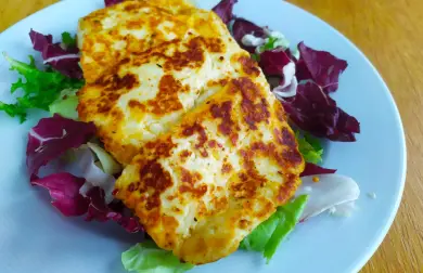 Pečený sýr halloumi na listovém salátu