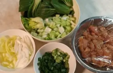 Kuřecí stir-fry s pak choi a jarní cibulkou - LC