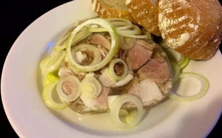 Tlačenka s cibuľou a octom