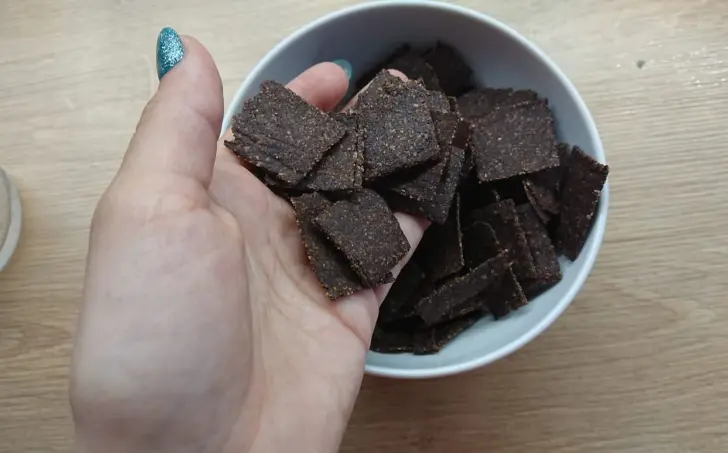 Keto chrumkavé čokoládovo-škoricové raňajkové vločky