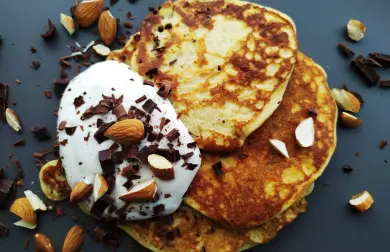 Low carb lievance z kokosovej múky s čokoládou a mandľami