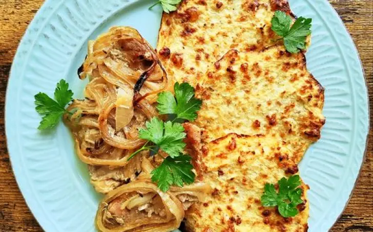 Pečené maso na cibuli a zelné placky