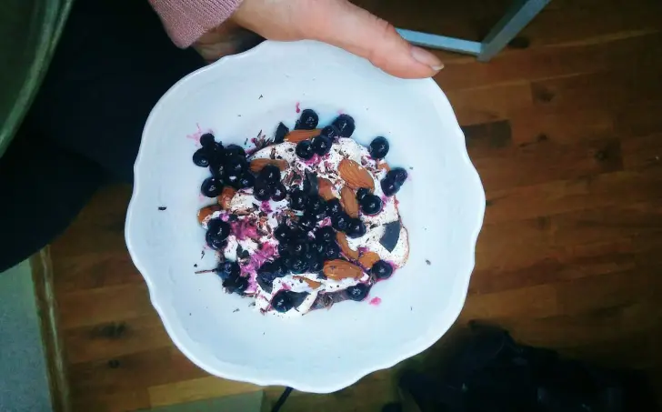 Jogurtová miska s orechmi a čučoriedkami
