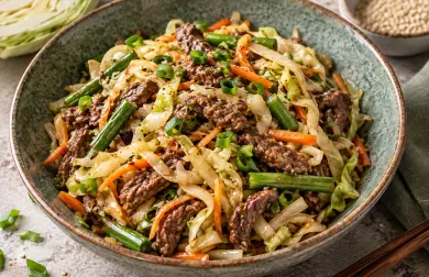 Hovězí stir-fry s restovaným bílým zelím