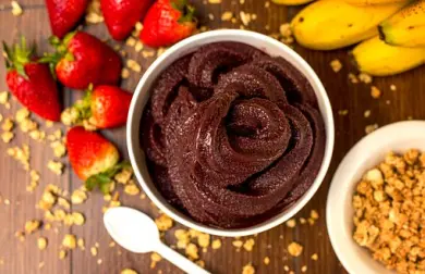 Banánovo-jahodové smoothie s arašidovým maslom