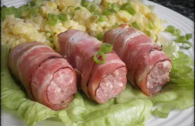 ČEVABČIČI V SLANINE A TEPLÝ NEMECKÝ ZEMIAKOVÝ ŠALÁT